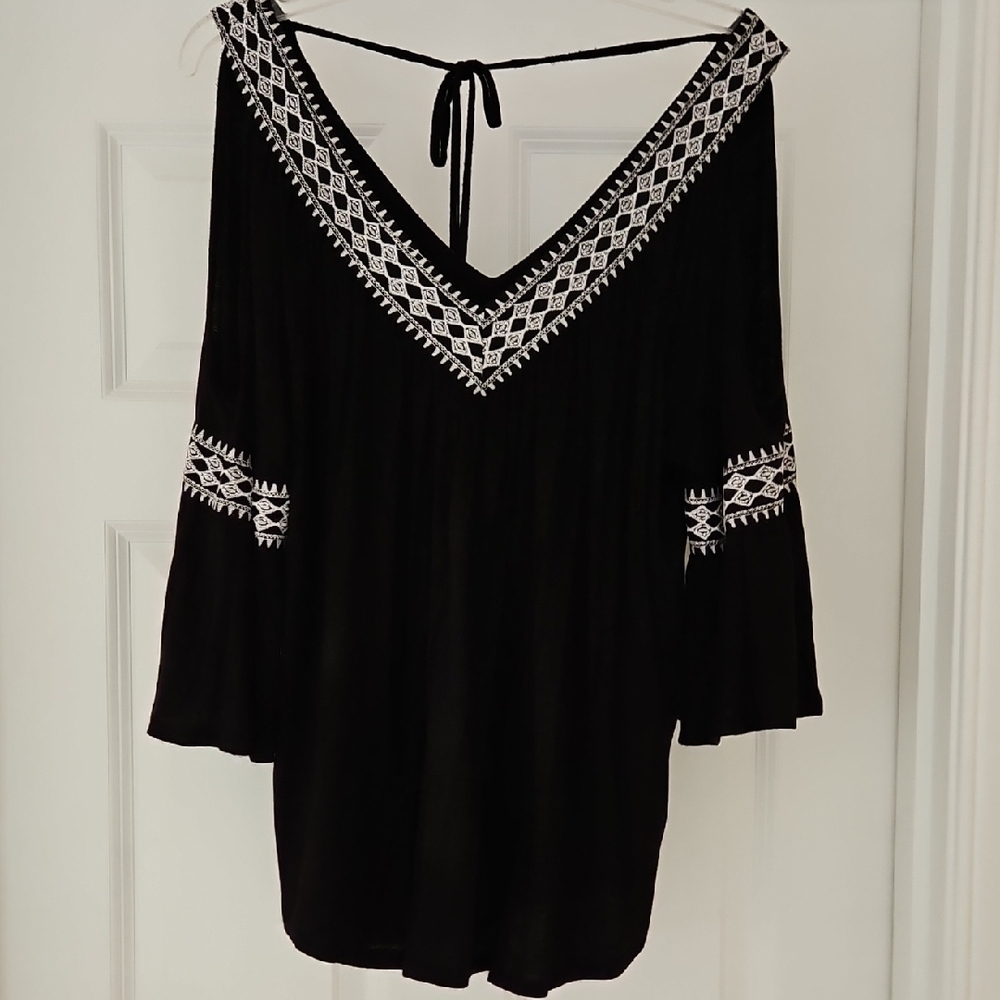 GG Collection Black Blouse with White Embroidery